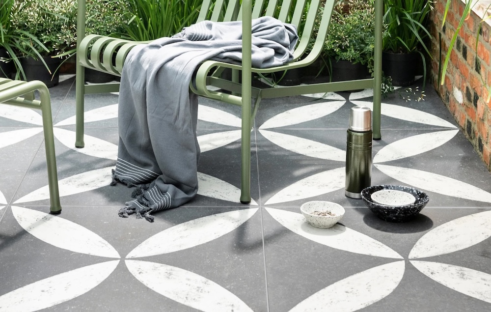 Foto Keramische tuintegels klaar voor de herfst en winter FotoKeramische tuintegels klaar voor de herfst en winter